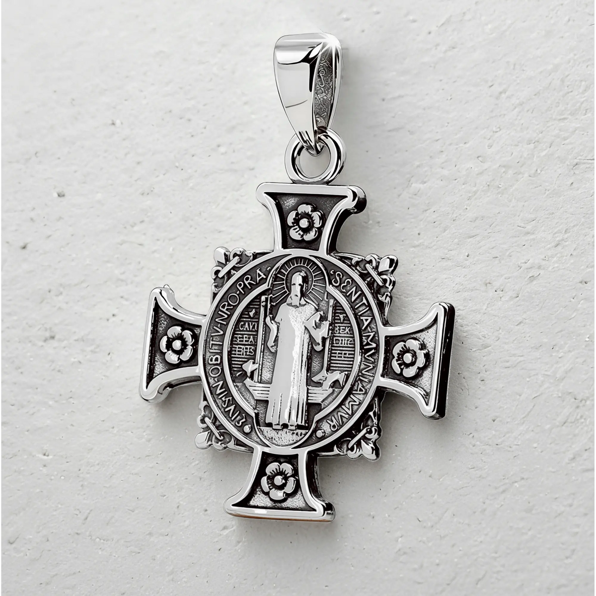 Colgante Cruz de San Benito Biselada en Plata 925