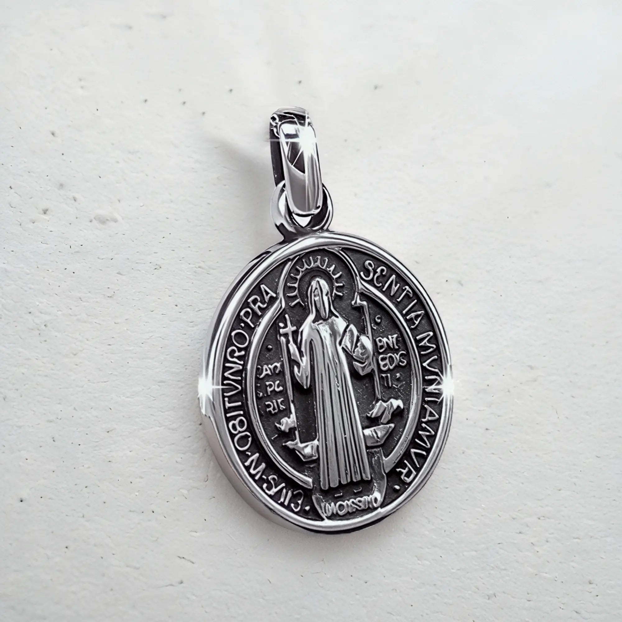 Colgante Placa San Benito Envejecida 20mm en Plata 925
