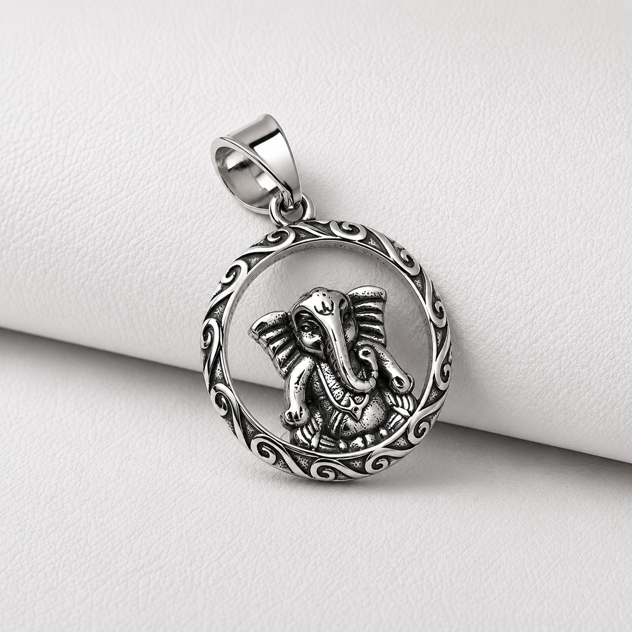 Colgante Ganesha Sagrado con Marco de Volutas Arabescas en Plata 925