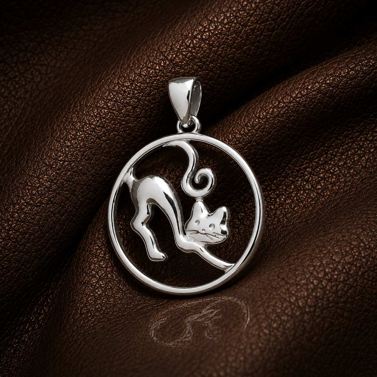 Colgante Gato Estirado en Placa Calada 20mm en Plata 925
