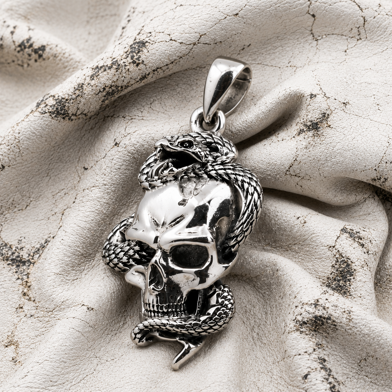 Colgante Calavera con Serpiente Enjevecido en Plata 925