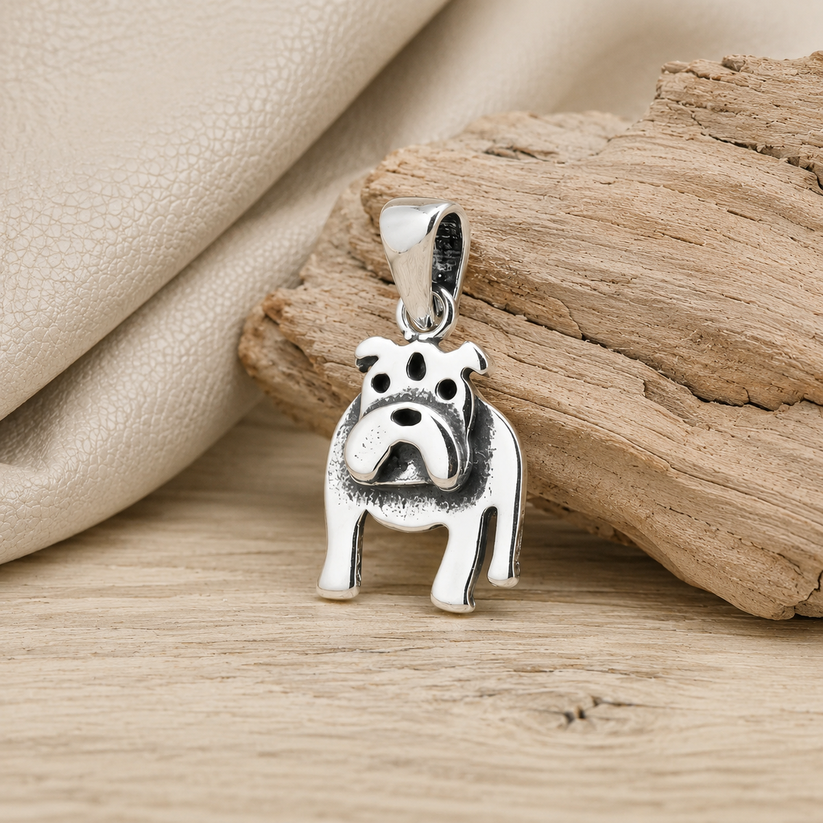 Colgante Perro Bulldog Relieve en Plata 925